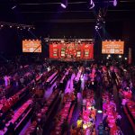 Dartpijlen, dronken Britten en dansende tafels en tribunes: Een avondje darts in AFAS Live.