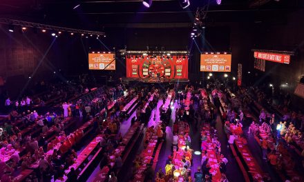 Dartpijlen, dronken Britten en dansende tafels en tribunes: Een avondje darts in AFAS Live.