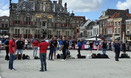 Oud tegen jong: petanque op het zand van de Markt in Delft.