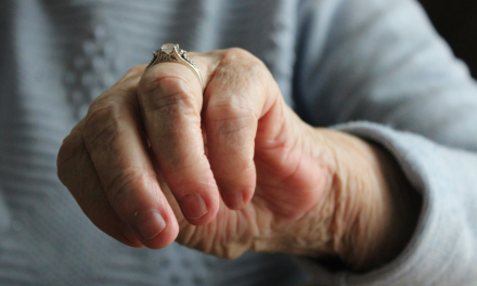 Dementerende ouderen voelen zich vaak eenzaam: sociale verbinding is de oplossing