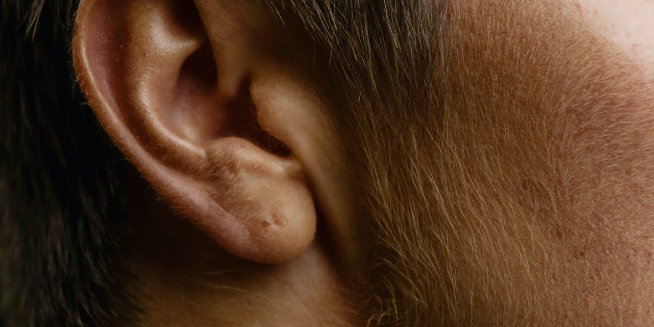 Factcheck: Het blazen van sigarettenrook in het oor, het verzachten van oorpijn