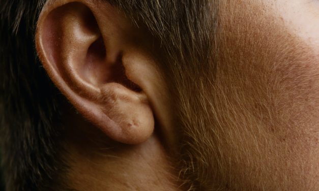 Factcheck: Het blazen van sigarettenrook in het oor, het verzachten van oorpijn
