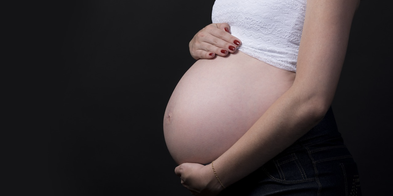 Factcheck: Een deel van de zwangere vrouwen die last heeft van oorlogsstress, bevalt daardoor vroegtijdig