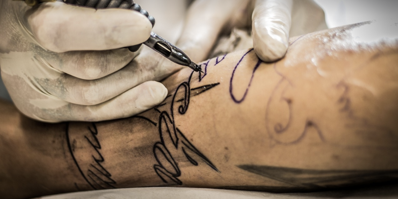 Van een gestigmatiseerde subcultuur tot mainstream fenomeen: de evolutie van tattoos