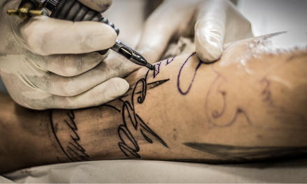 Van een gestigmatiseerde subcultuur tot mainstream fenomeen: de evolutie van tattoos