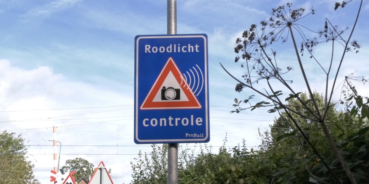 Flitspaal bij de spoorwegovergang blijkt effectief middel tegen roodrijders