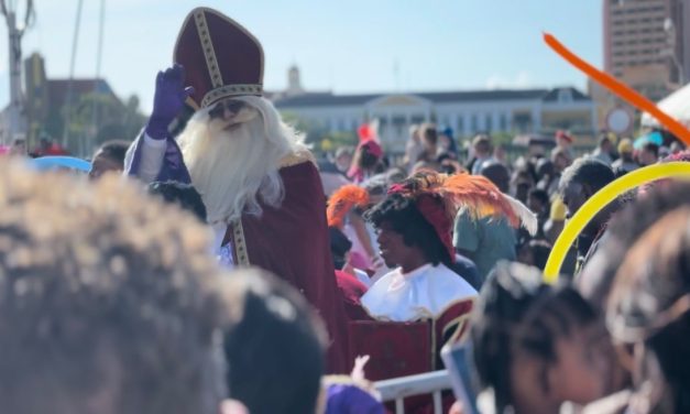 “Sinterklaasje kom maar binnen met je vriend”