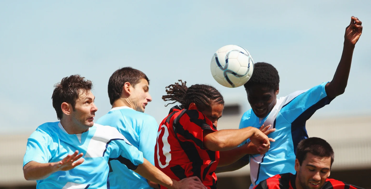 Koppen en dementie: De discussie rondom hoofdletsel in voetbal