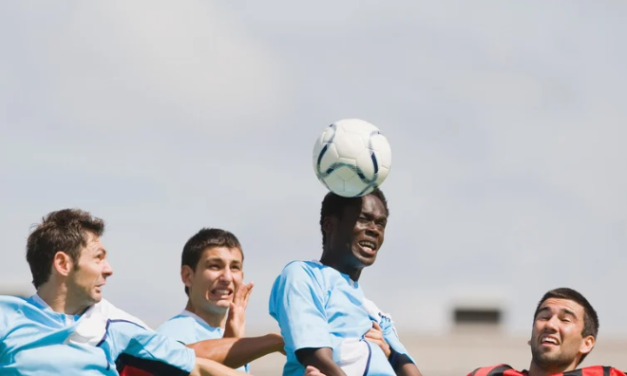 Factcheck: Is het risico op dementie door kopballen in het voetbal echt zo klein?