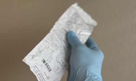 Handschoenen aan voor BPA in kassabonnetjes? Alleen in uitzonderlijke gevallen nodig
