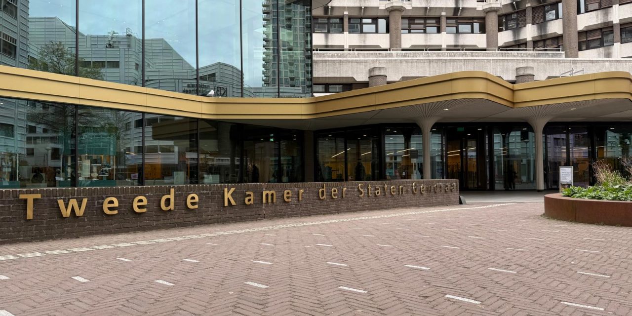Klokgelui als cultuur, adzan als overlast: JA21 en SGP willen verbod op versterkte gebedsoproepen