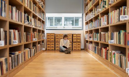 Steeds meer jongeren naar de bieb, maar lezen steeds minder boeken