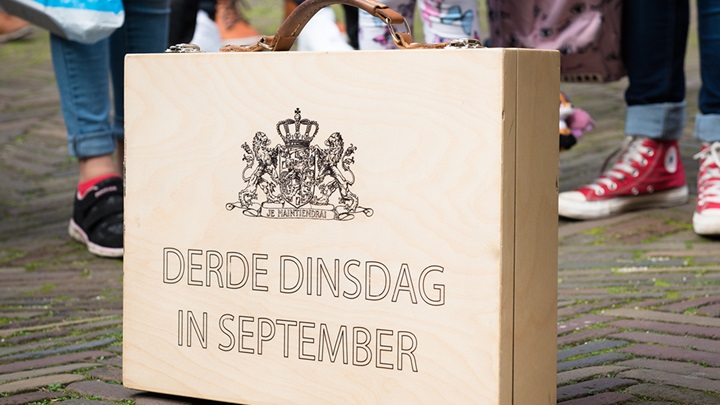 Per Prinsjesdag wordt de kloof tussen politiek, koningshuis en jeugd steeds zichtbaarder