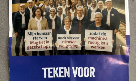 Sit-in op Utrecht Centraal om handtekeningen te werven voor euthanasiewetswijziging