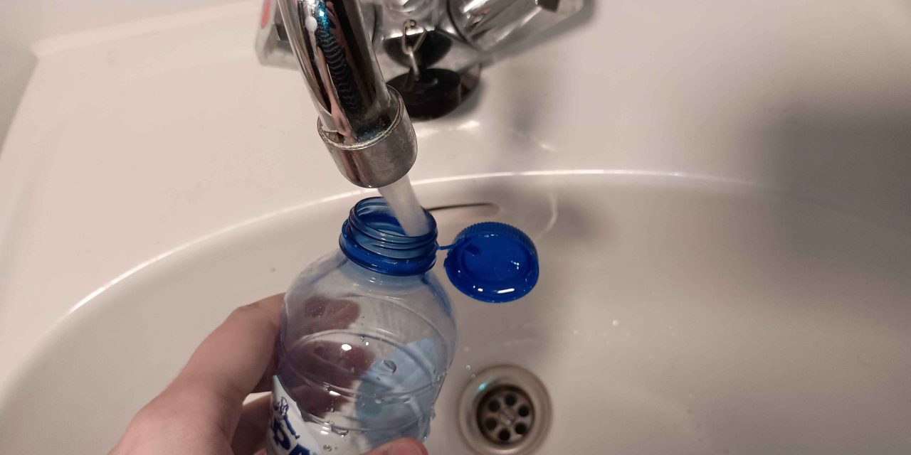 90.000 microplasticdeeltjes per jaar? De feiten over fleswater en kraanwater