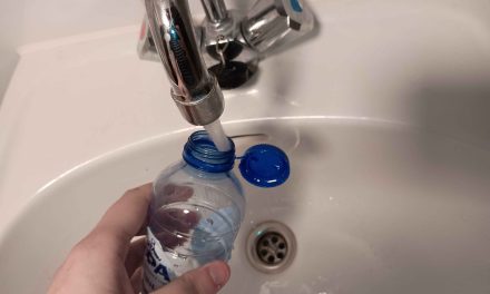 90.000 microplasticdeeltjes per jaar? De feiten over fleswater en kraanwater