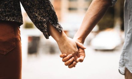 Voxpop: wanneer gaat liefde in het openbaar te ver?