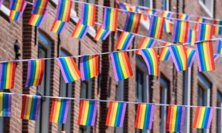 Van café naar community: hoe queer jongeren hun veilige plek online vinden
