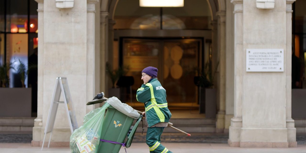 Schoonmakers krijgen meer loon, maar waardering blijft vraagteken