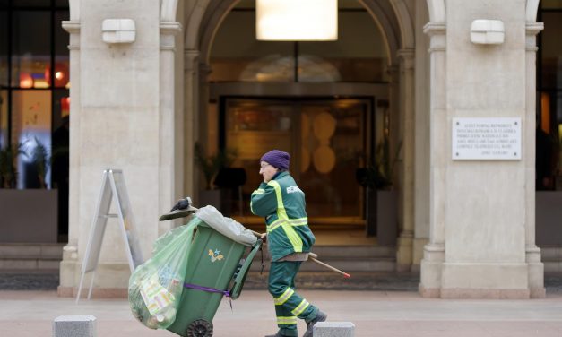 Schoonmakers krijgen meer loon, maar waardering blijft vraagteken