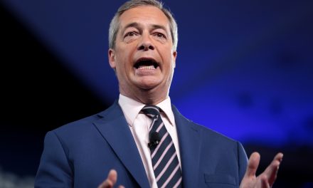 Tegen de elite, gesteund door cryptomiljoenen: hoe zit dat bij Farage?