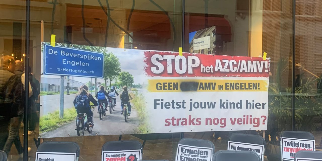Gemeenteraadsvergadering over de komst van vijftig minderjarige vluchtelingen
