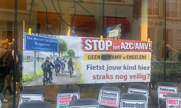 Gemeenteraadsvergadering over de komst van vijftig minderjarige vluchtelingen