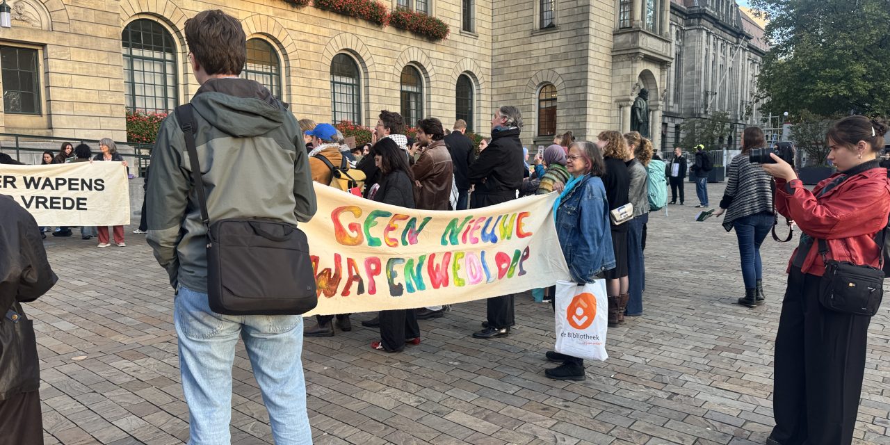 Protest in Rotterdam tegen komst defensiebeurs NEDS