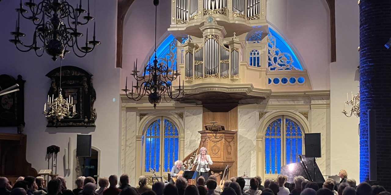 Lenny Kuhr in de Grote Kerk, publiek luistert aandachtig naar haar optreden