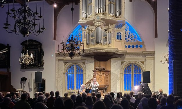 Lenny Kuhr in de Grote Kerk, publiek luistert aandachtig naar haar optreden