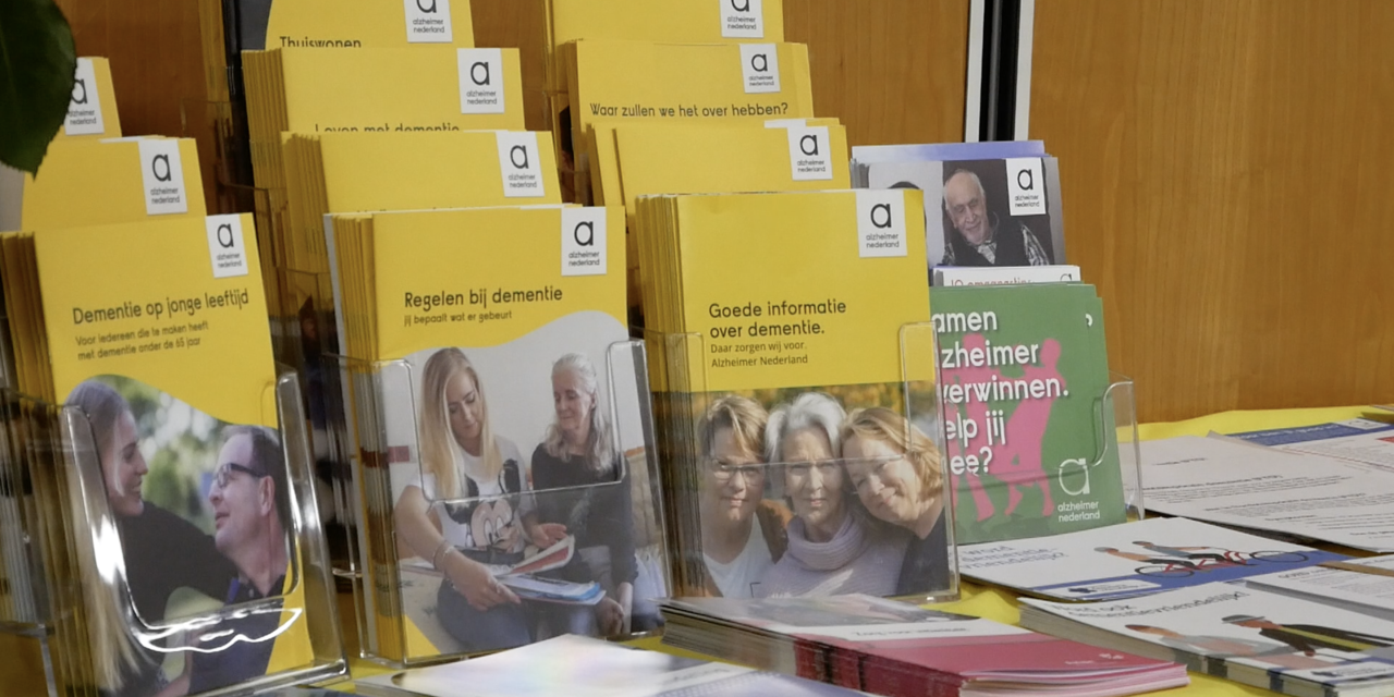 Alzheimer café Maarssen maakt moeilijkheden rondom dementie bespreekbaar en toegankelijk tijdens een bijeenkomst
