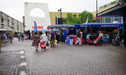 De vrijdagmarkt in Breukelen lijkt vandaag wat verstild door de regen, maar trekt nog steeds trouwe bezoekers.