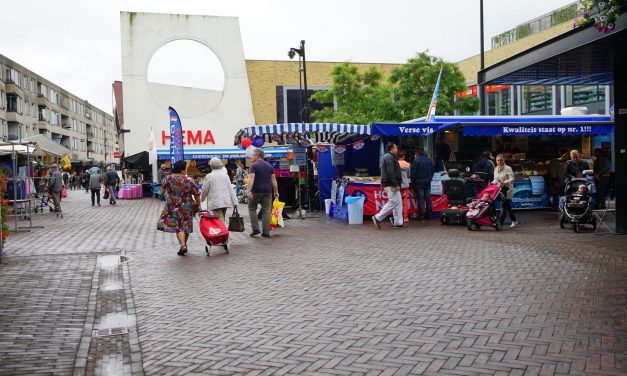 De vrijdagmarkt in Breukelen lijkt vandaag wat verstild door de regen, maar trekt nog steeds trouwe bezoekers.