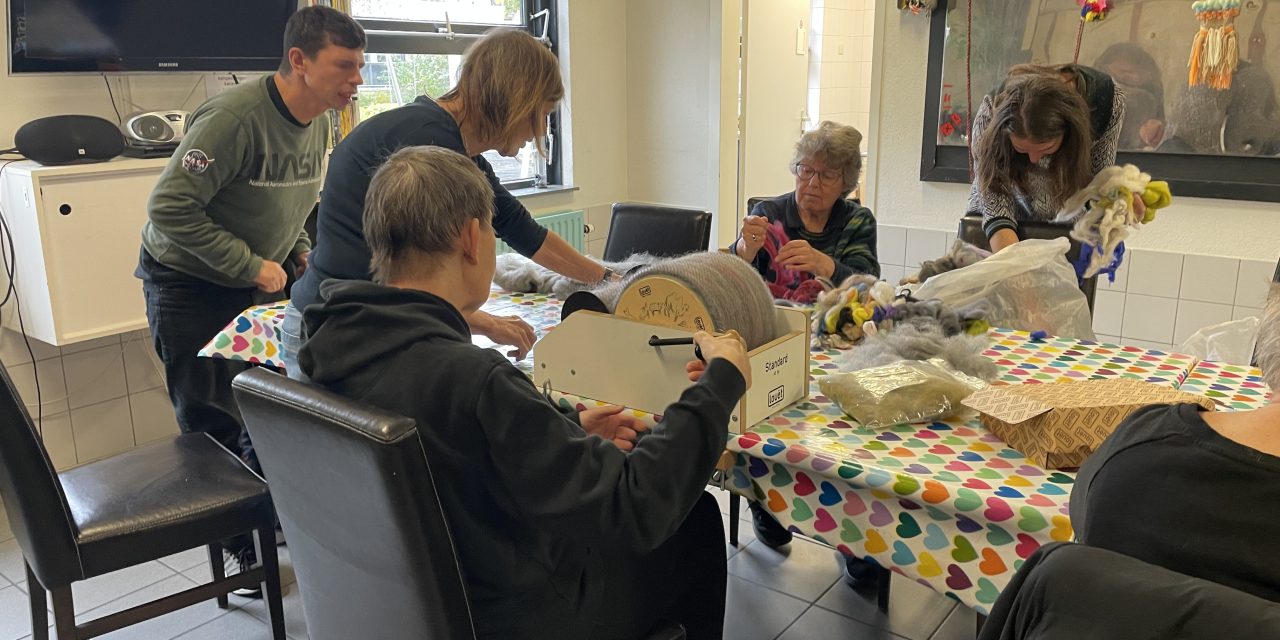 Creativiteit en samenwerking: Bewoners en vrijwilligers maken samen wol kunst