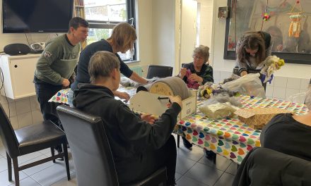 Creativiteit en samenwerking: Bewoners en vrijwilligers maken samen wol kunst