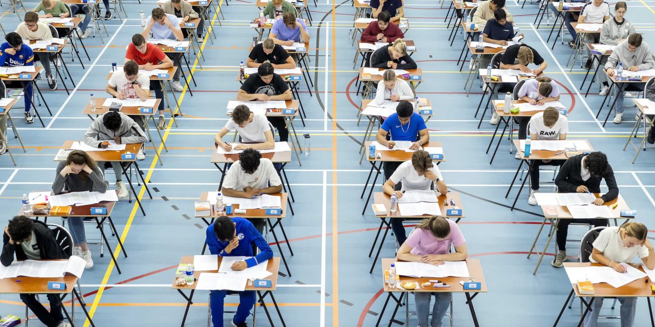 ‘Ik voel best wel een druk om mijn diploma te halen’ – Fenne (17) vertelt hoe zij de eindexamen periode ervaart