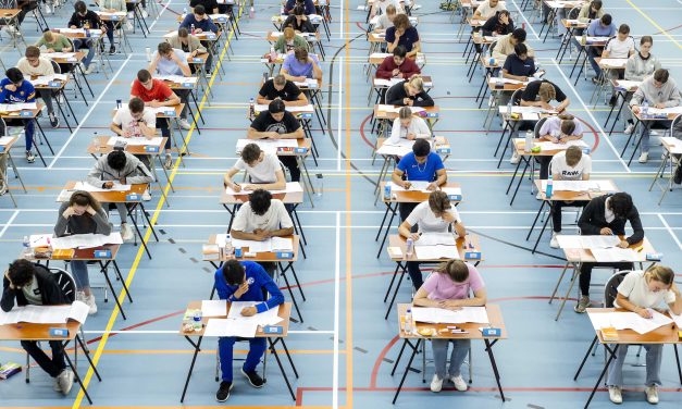 ‘Ik voel best wel een druk om mijn diploma te halen’ – Fenne (17) vertelt hoe zij de eindexamen periode ervaart