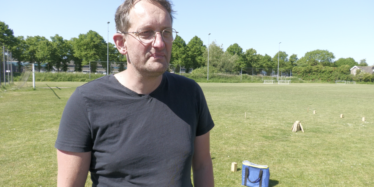 Janne Ouwerkerk introduceert Kubb tijdens de eerste editie van het Utrechtse Kubb Kampioenschap