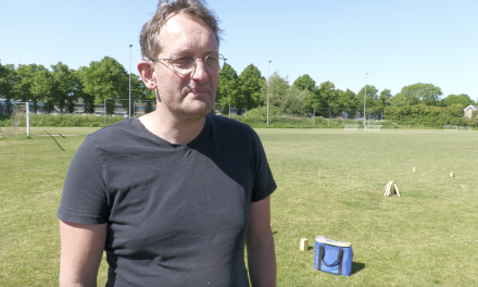 Janne Ouwerkerk introduceert Kubb tijdens de eerste editie van het Utrechtse Kubb Kampioenschap