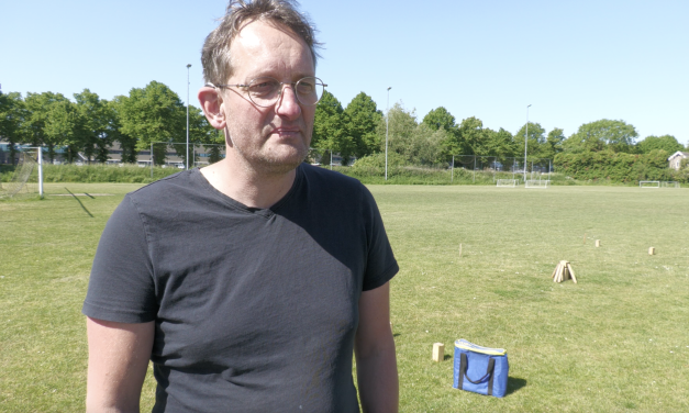 Janne Ouwerkerk introduceert Kubb tijdens de eerste editie van het Utrechtse Kubb Kampioenschap