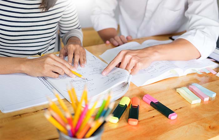 Student helpt toekomstige studenten aan diploma
