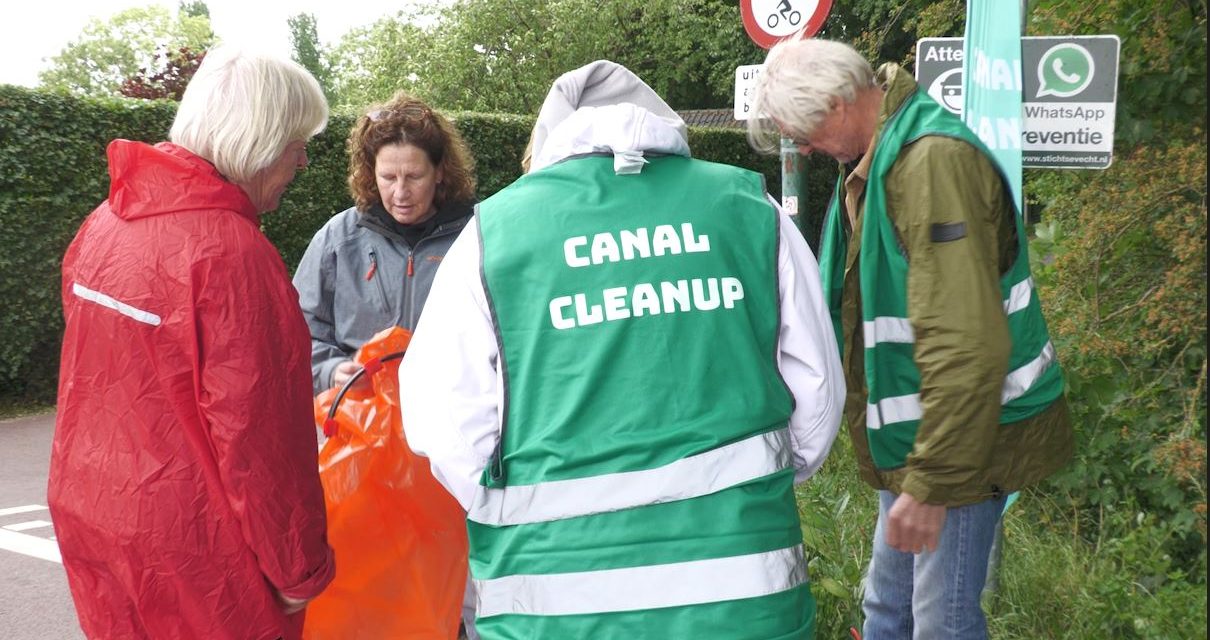 Vrijwilligers maken de buurt schoon met Canal Cleanup