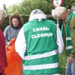 Vrijwilligers maken de buurt schoon met Canal Cleanup