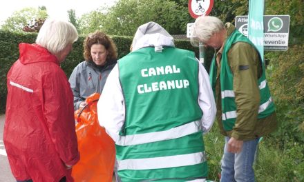 Vrijwilligers maken de buurt schoon met Canal Cleanup