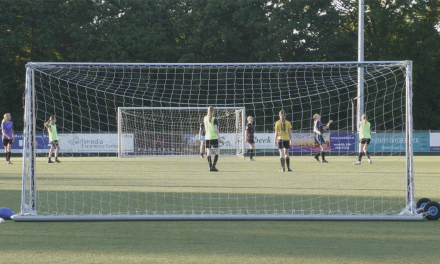 Meer jonge meiden naar het voetbalveld