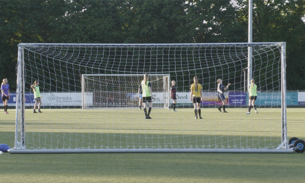 Meer jonge meiden naar het voetbalveld