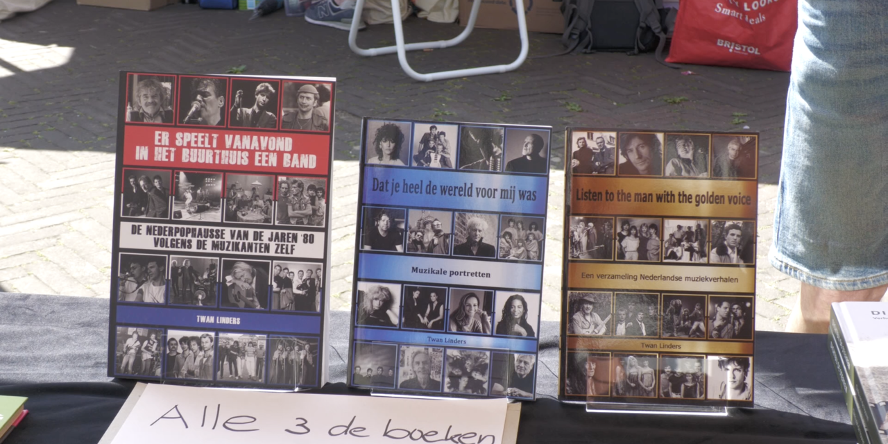 Twan Linders verkoopt eigen boeken op markt in Breukelen