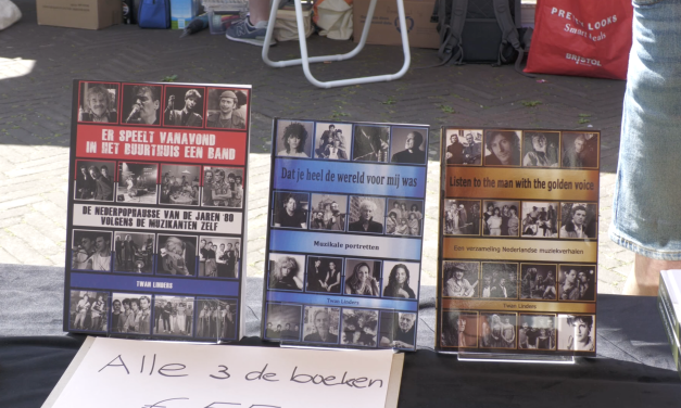 Twan Linders verkoopt eigen boeken op markt in Breukelen