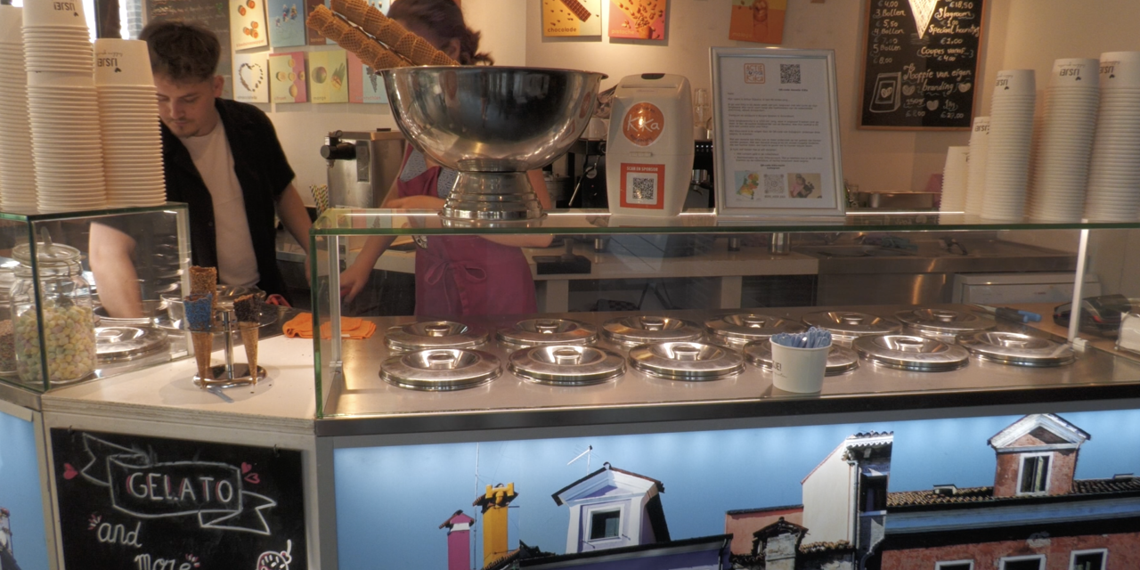 De drukte bij ijssalon Gelato Burano in Maarssen is begonnen