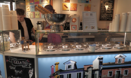 De drukte bij ijssalon Gelato Burano in Maarssen is begonnen
